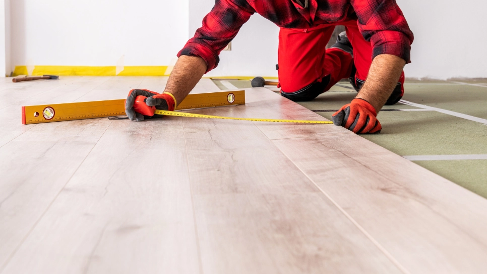 tradesman laying laminate floor