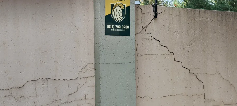 Cracked concrete wall inspection (25320) Concrete wall with visible cracks indicating potential structural issues, requiring assessment.